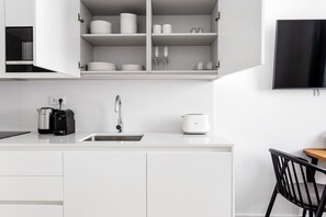 Fridge, microwave, oven, stovetop - Blueground | Benfica, furniture, appliances & more (Lisbon)