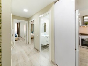 2 habitaciones, tabla de planchar con plancha y cuna de viaje 