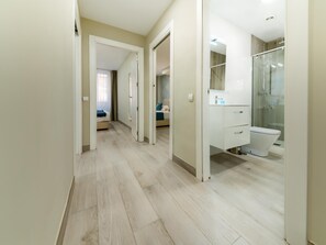 Ducha, secador de pelo, toallas, papel higiénico