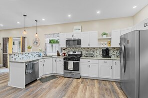 Casa de lujo, 4 habitaciones, para no fumadores, chimenea | Cocina privada | Refrigerador, microondas, horno y parrilla de estufa