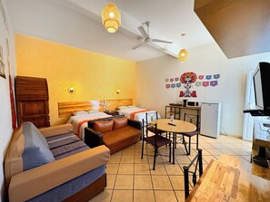 Desk, laptop workspace, free WiFi, bed sheets - Hotel escalada - Oax Up Suites (Oaxaca)