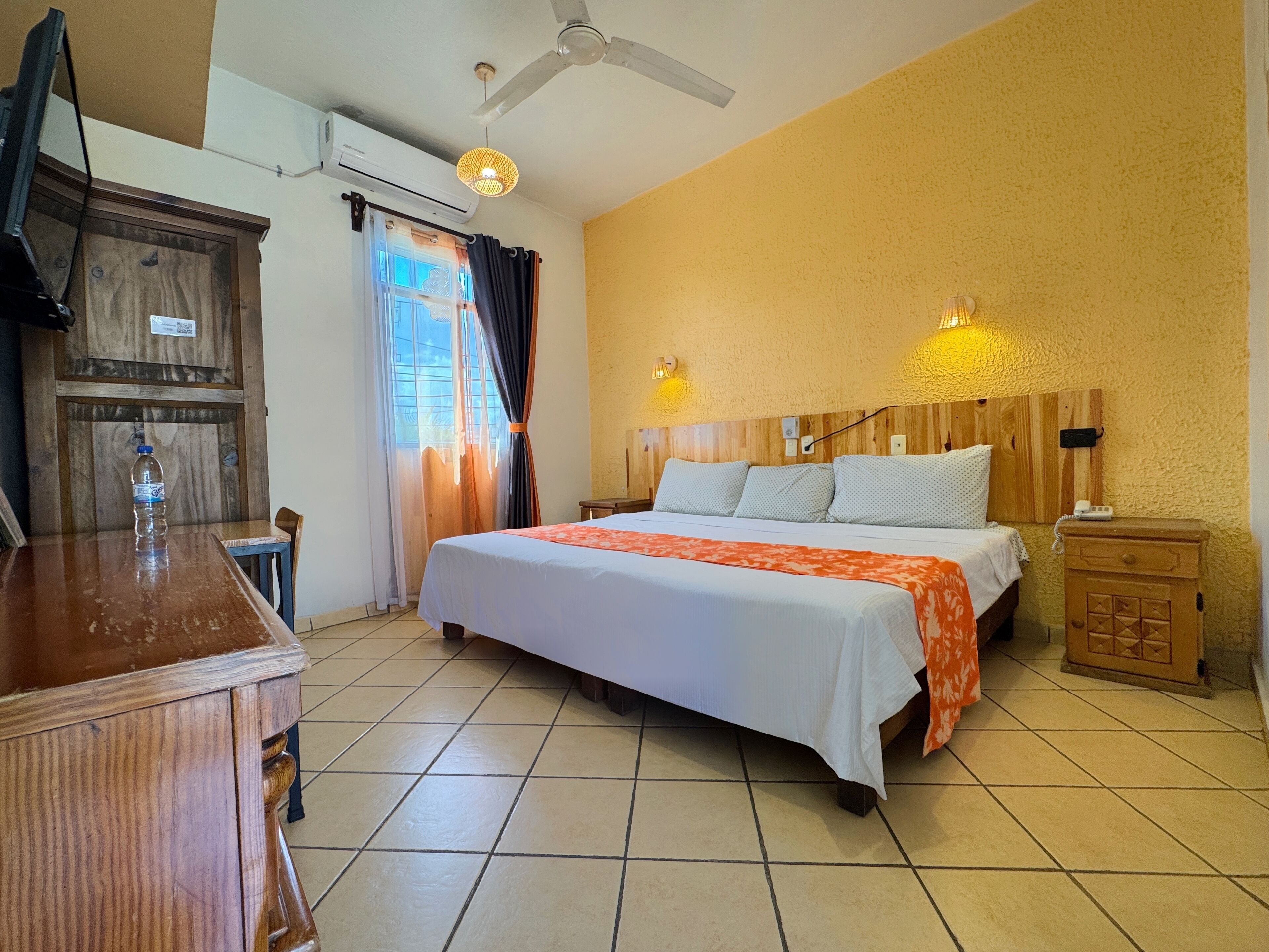 Escritorio, espacio para trabajar con laptop y wifi gratis 