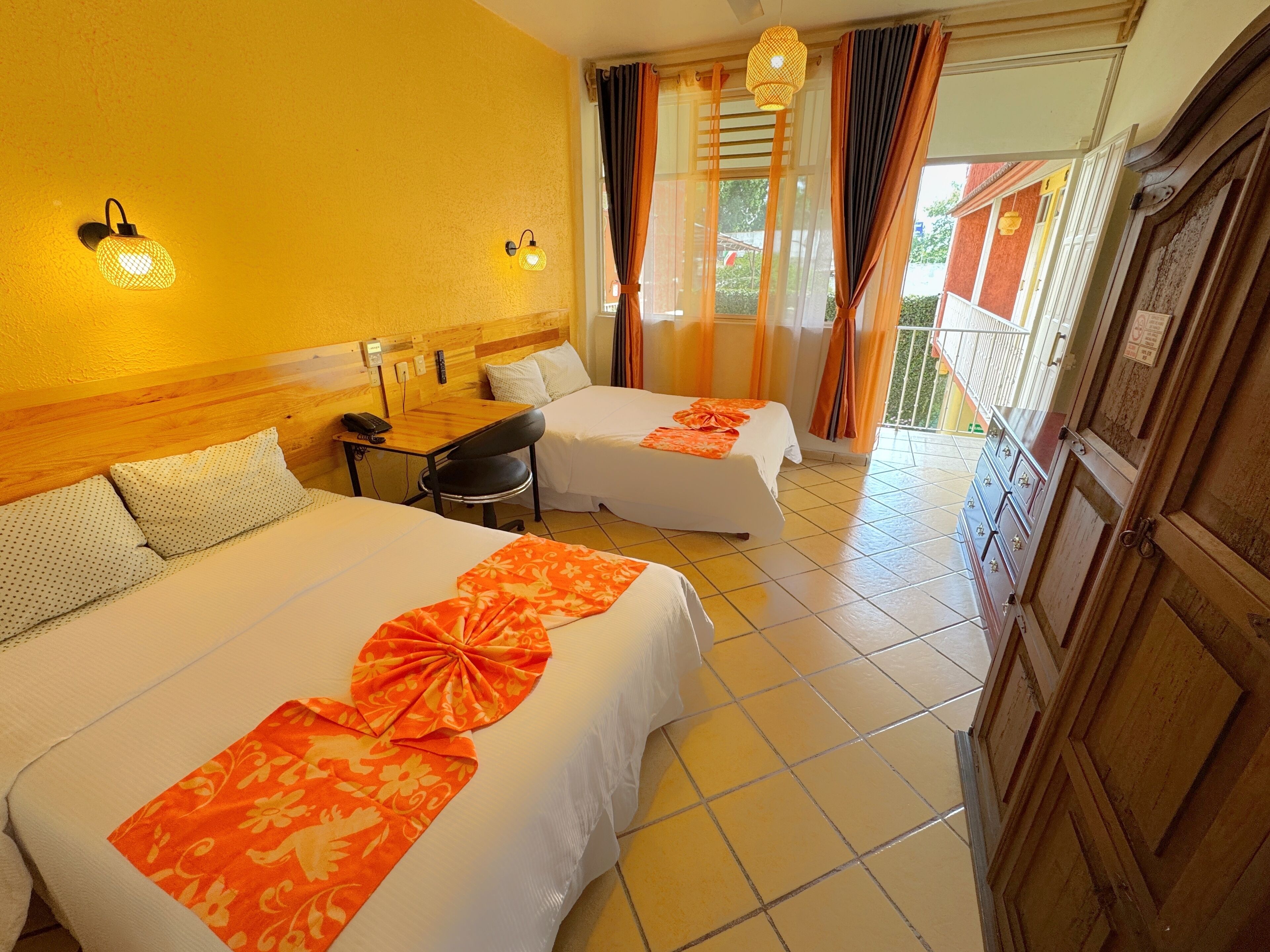 Escritorio, espacio para trabajar con laptop y wifi gratis 