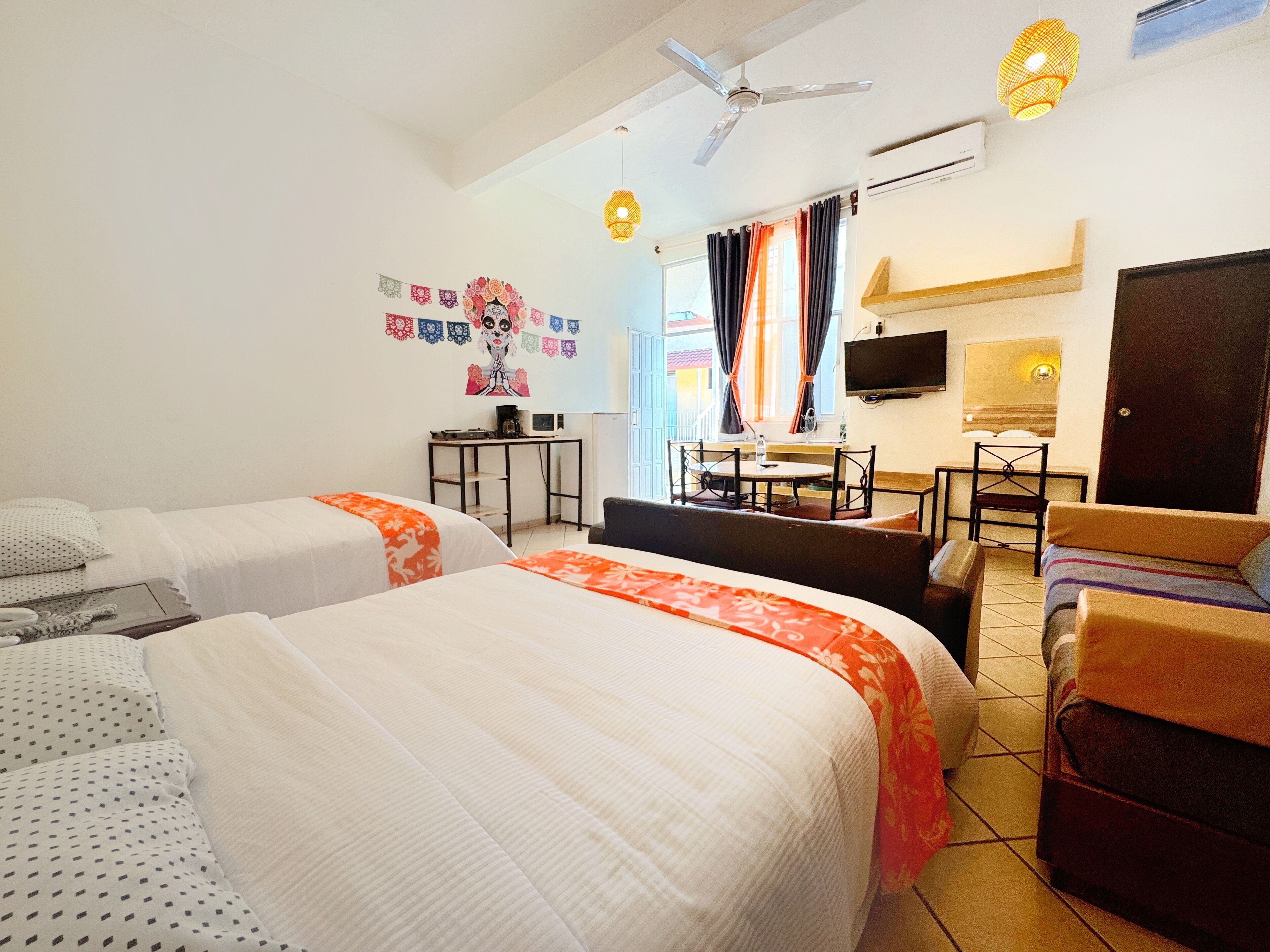 Escritorio, espacio para trabajar con laptop y wifi gratis 