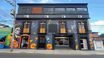 Vista frontal de la propiedad