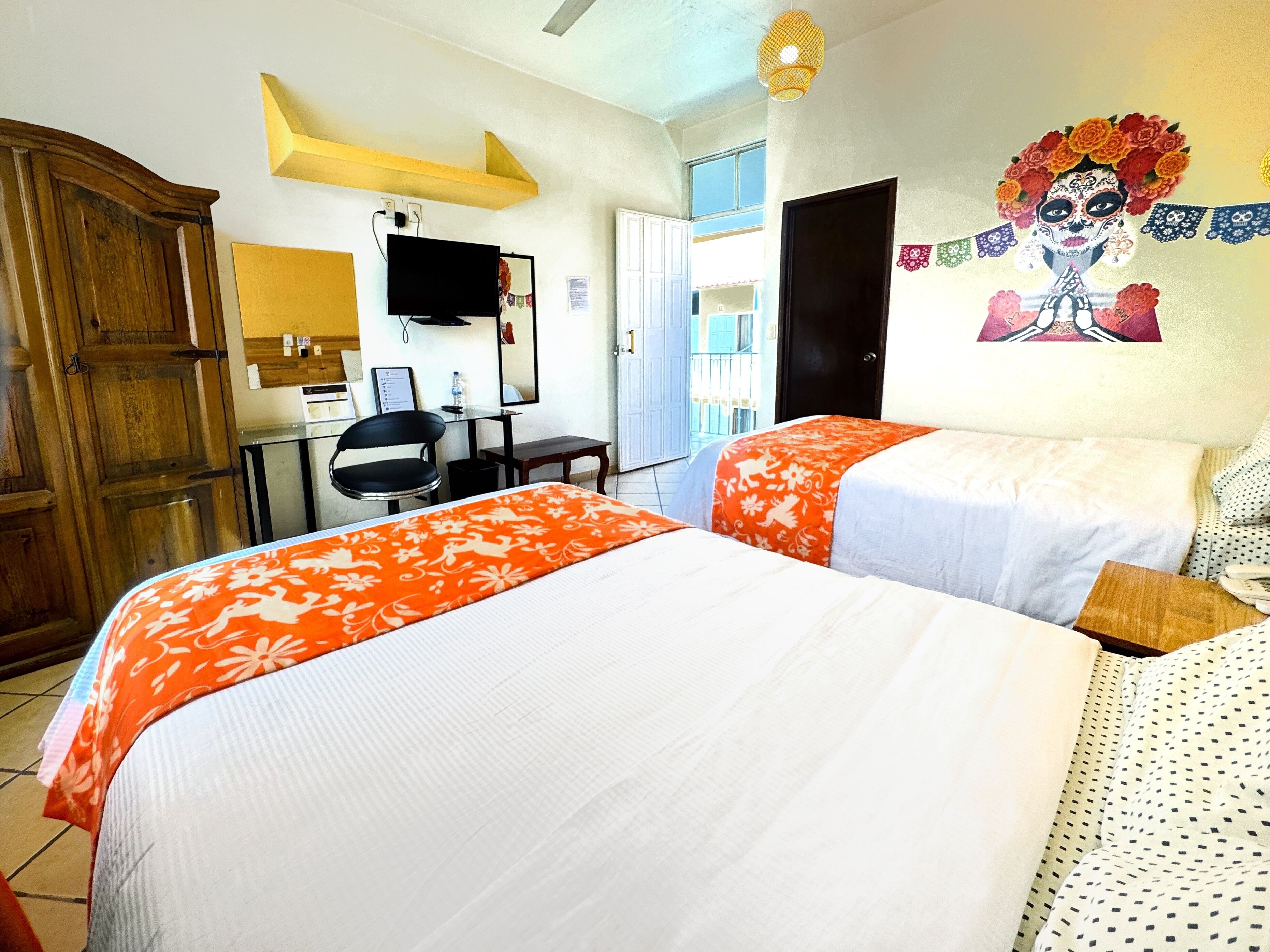 Escritorio, espacio para trabajar con laptop y wifi gratis 