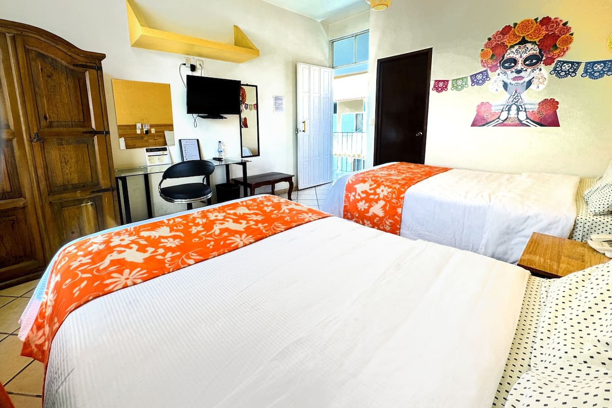 Quarto luxo, 2 camas de casal, para não fumantes | 1 quarto, escrivaninha, espaço de trabalho para notebook