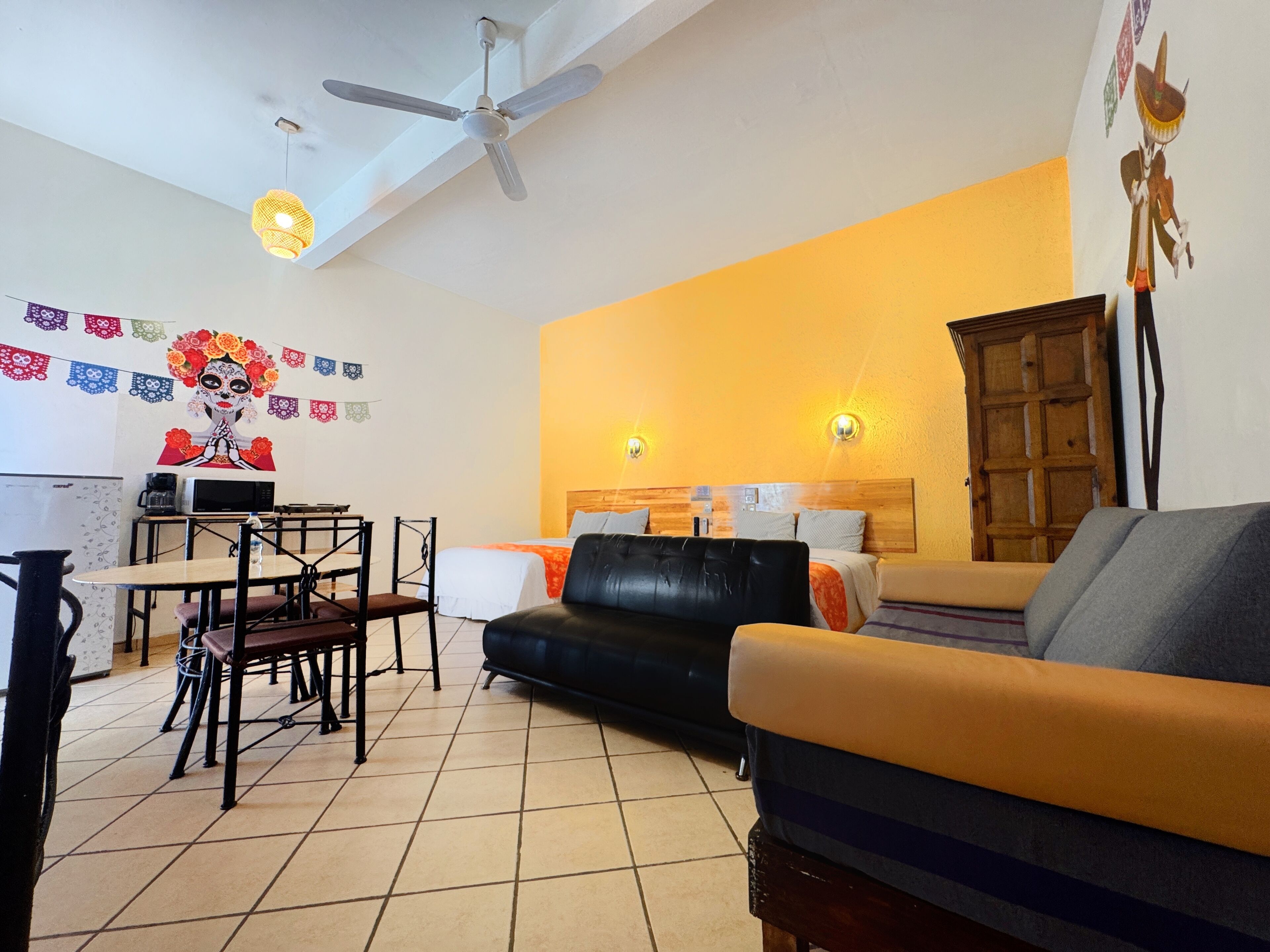 Escritorio, espacio para trabajar con laptop y wifi gratis 