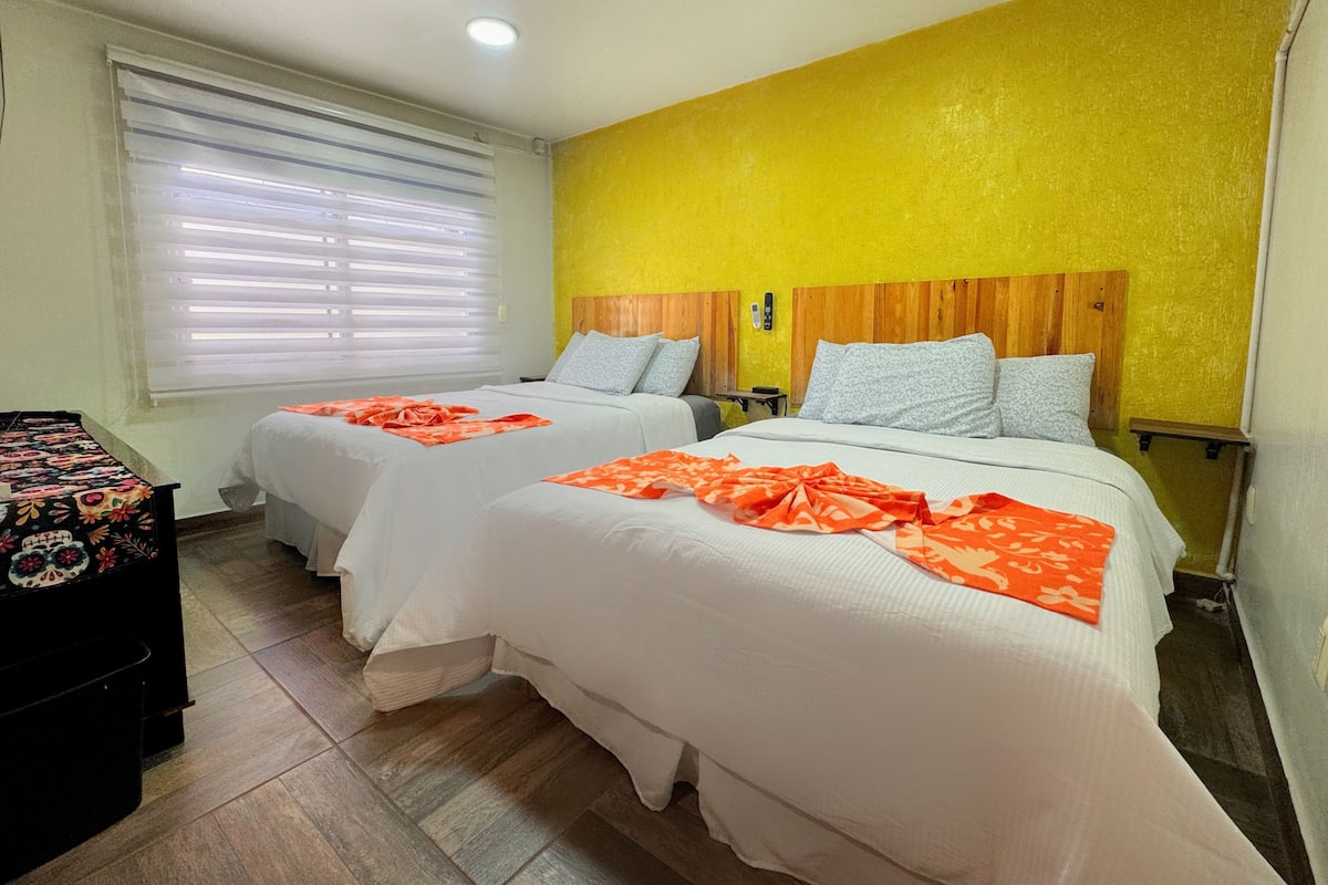 1 habitación, escritorio y espacio para trabajar con laptop