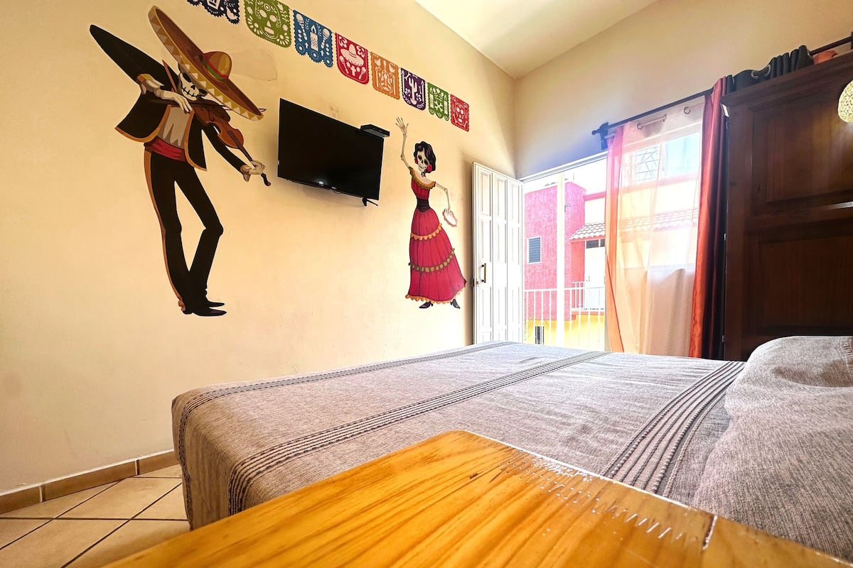 Elite Room, 1 King Bed, Non Smoking | 1 bedroom, desk, laptop workspace, free WiFi