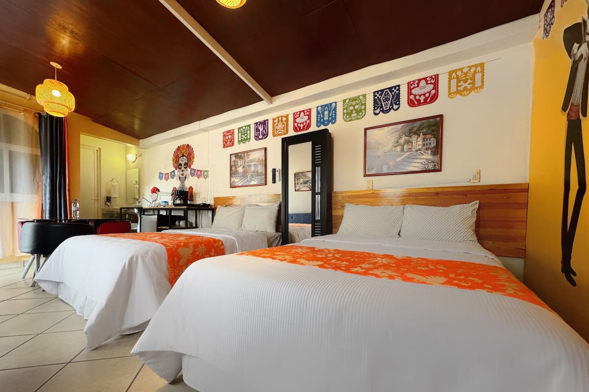 1 habitación, escritorio y espacio para trabajar con laptop