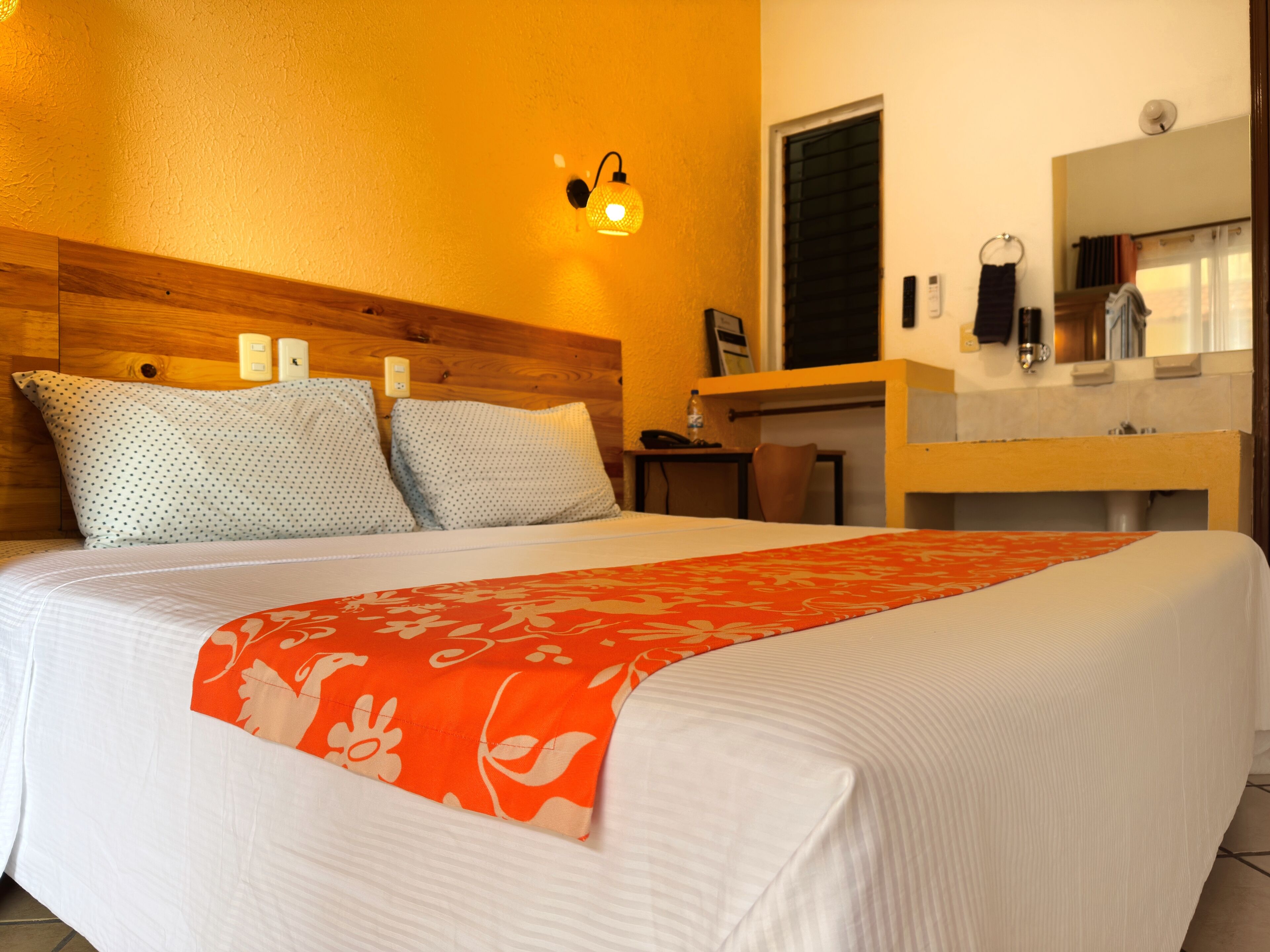 Escritorio, espacio para trabajar con laptop y wifi gratis 