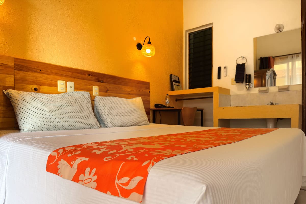 Quarto elite, 1 cama King, para não fumantes | 1 quarto, escrivaninha, espaço de trabalho para notebook