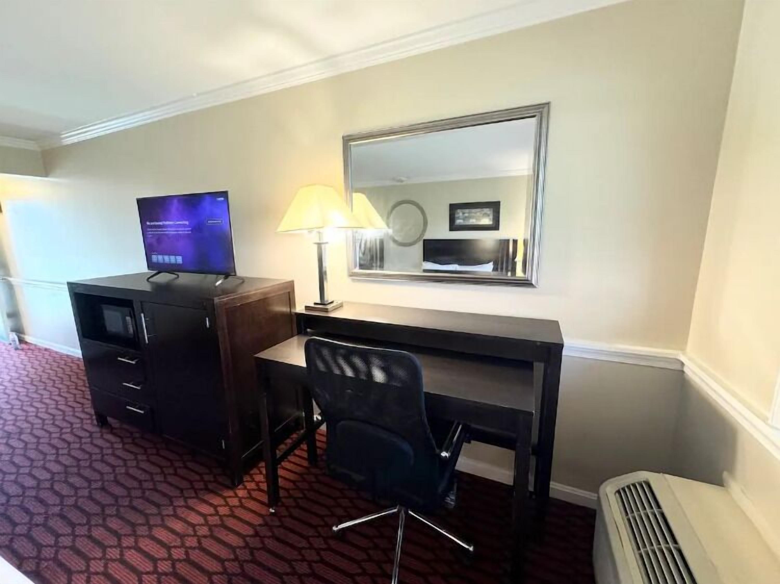 Executive Room, Non Smoking | In-room safe, iron/ironing board, free WiFi, bed sheets