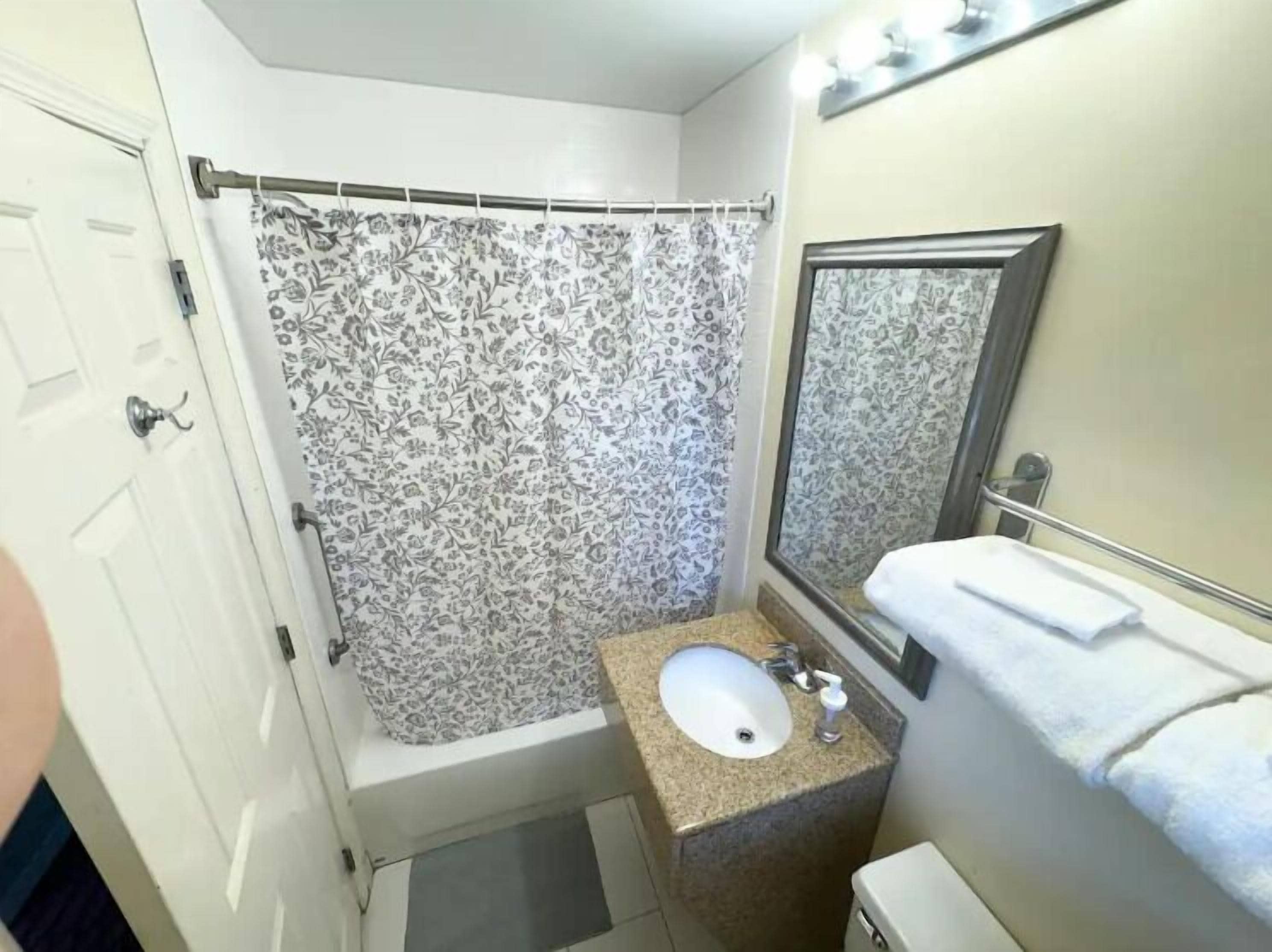 Executive Room, Non Smoking | Bathroom | Bathtub, towels