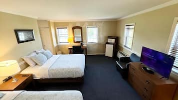 Caja de seguridad en la habitación y tabla de planchar con plancha