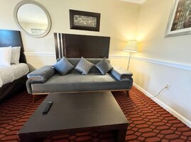 Caja de seguridad en la habitación y tabla de planchar con plancha 