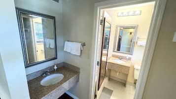 Bathtub, towels