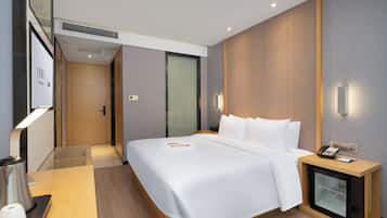 Escritorio, cortinas blackout y tabla de planchar con plancha