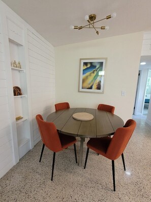 Dining - Marlin House- Close to the beach, Cleveland Clinic, Downtown (Vero Beach)
