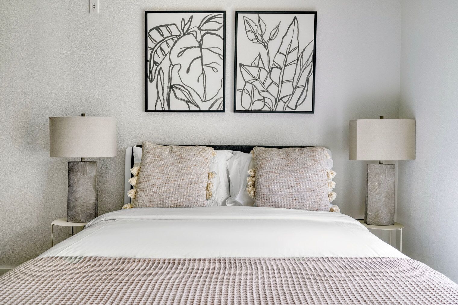 Een strijkplank/strijkijzer, wifi, beddengoed