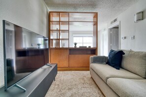 TV, stereo - Airy Gateway Studio w/ Gym, Pool, nr Soccer, by Blueground (Austin)