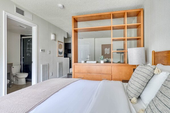 Iron/ironing board, WiFi, bed sheets - Airy Gateway Studio w/ Gym, Pool, nr Soccer, by Blueground (Austin)