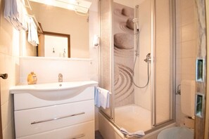 Dusj, hårføner og håndklær