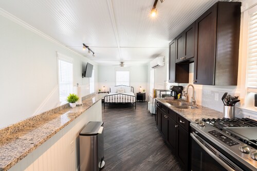 Florida Room: Walk DNTN - Studio - Lux Bath - Pet Welcome