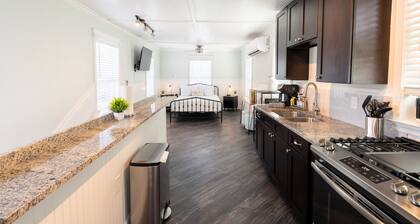 Florida Room: Walk DNTN - Studio - Lux Bath - Pet Welcome