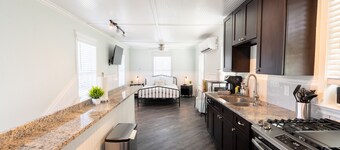 Florida Room: Walk DNTN - Studio - Lux Bath - Pet Welcome