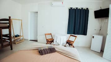 Suíte superior, vista para a piscina | 1 quarto, roupa de cama