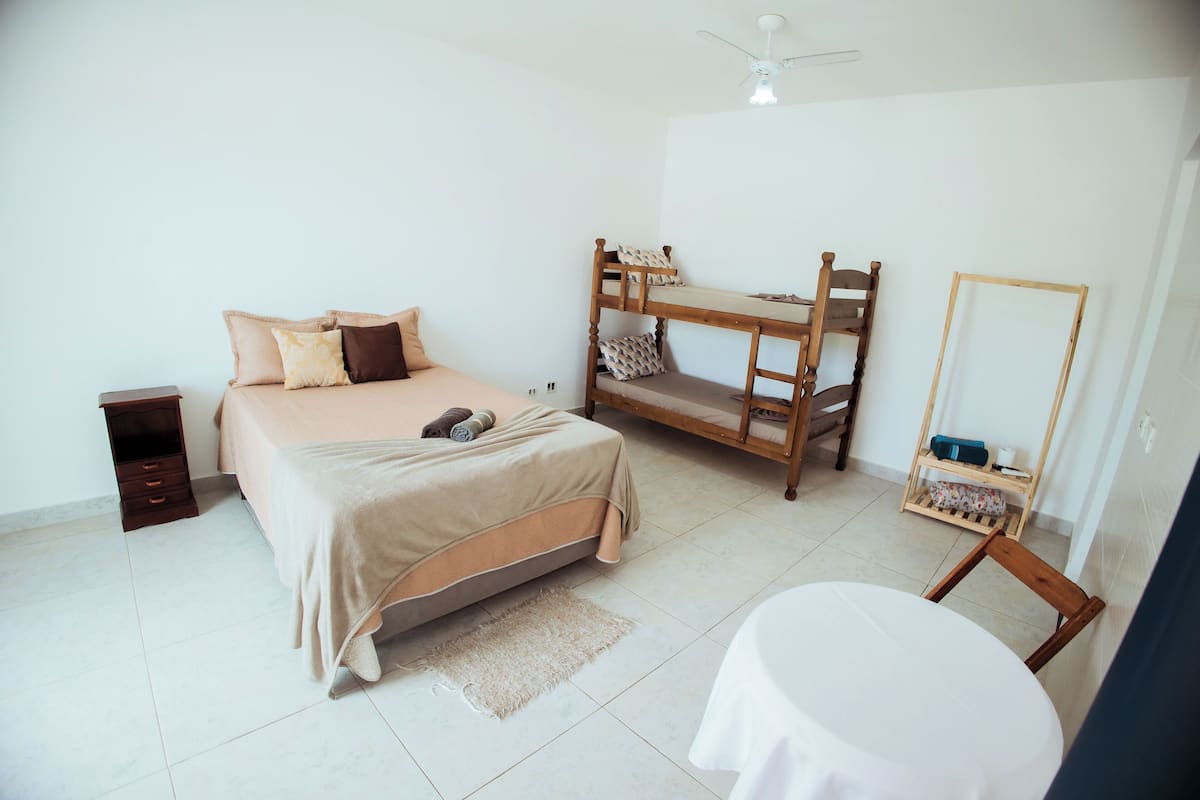 Suite superior, vistas a la piscina | 1 dormitorio y ropa de cama