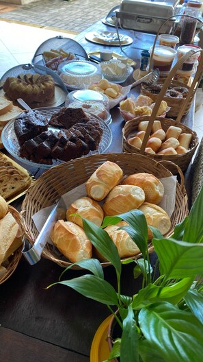 Free daily continental breakfast  - Pousada Aurora Peruíbe  (Peruibe)