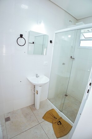 Superior-Suite, Poolblick | Badezimmer | Dusche, kostenlose Toilettenartikel, Handtücher, Seife