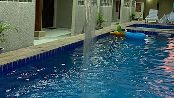 Piscina interna, funciona das 9h às 21h, espreguiçadeiras