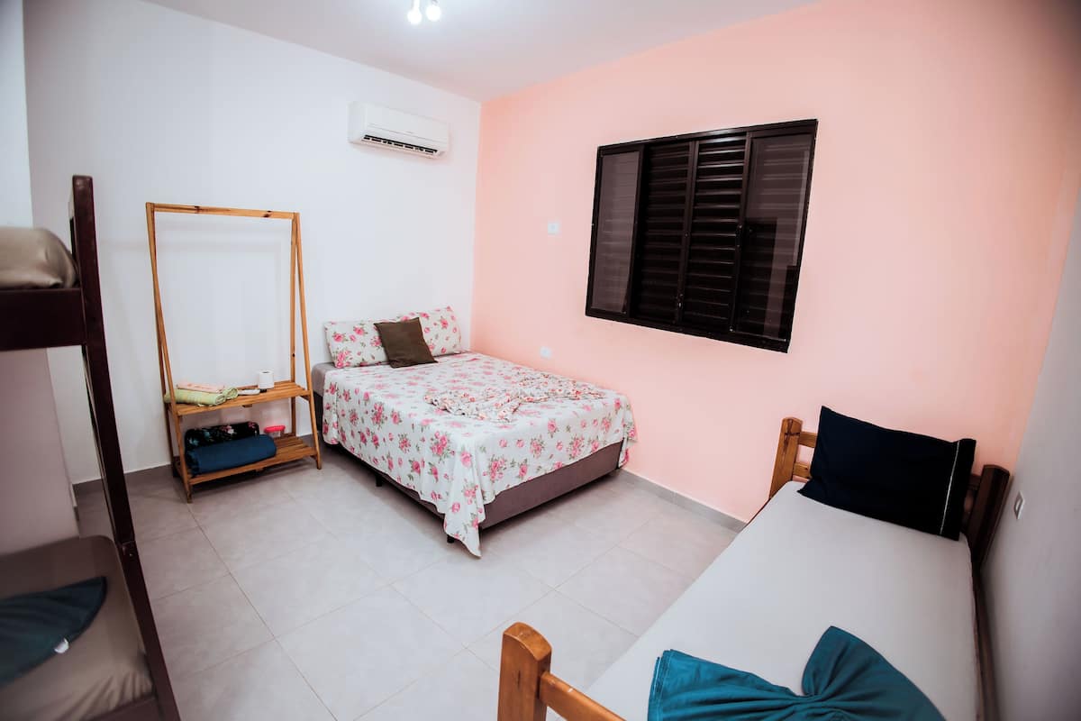 Suite estándar, vistas al patio | 1 dormitorio y ropa de cama