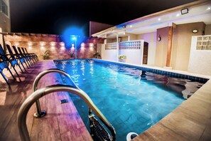 Innenpool, geöffnet von 09:00 Uhr bis 21:00 Uhr, Liegestühle