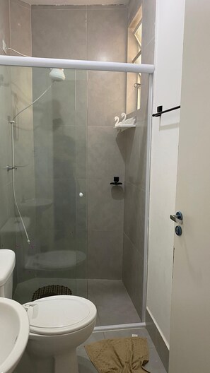Standard Suite, Courtyard View | Bilik Mandi | Pancuran mandi, kelengkapan dandanan diri percuma, tuala disediakan 