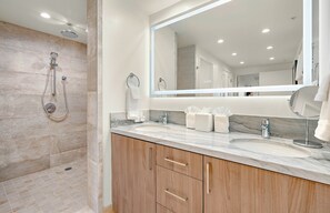 Dusche, Haartrockner, Handtücher
