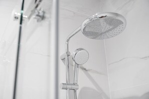 Doccia, asciugacapelli, asciugamani, sapone