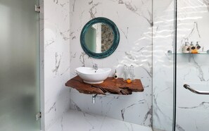 Dusj, regndusjhode, hårføner og badekåper