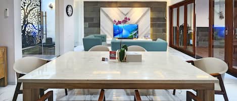 50 インチのLED テレビ (衛星放送視聴可)、暖炉