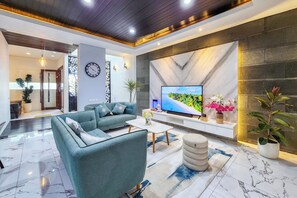 50-inch LED TV with satellite channels, fireplace - Villa Rumpi Seminyak by Nagisa Bali (Legian)