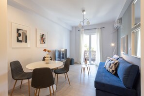 TV - Sunlit Serenity: Cozy 1bdrm Escape in Athens (Athens)