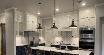 Cozy Home in NW OKC with 3 King Beds!! 16 miles from Downtown and Pet Friendly!