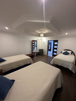 6 bedrooms, iron/ironing board, WiFi, bed sheets