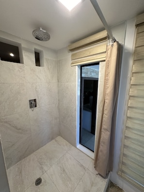 Dusche, Whirlpool, Haartrockner, Bidet