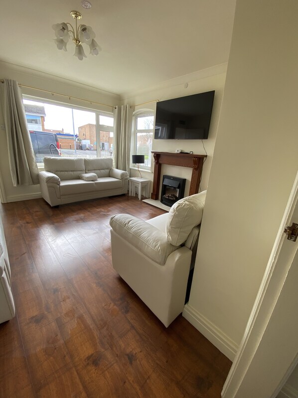 TV, fireplace