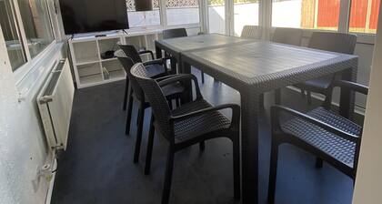 3 Bed House - Sleeps 6 - Garden - Parking - Wifi